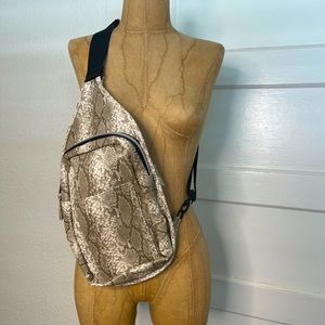 TRENDY CROSSBODY!😎 HOT DEAL 🔥URBAN OUTFITTERS CROSS BODY BAG/ SNAKE PRINT